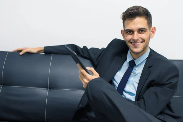 Hombre Negocios Sonriendo Sentado Sofá — Foto de Stock