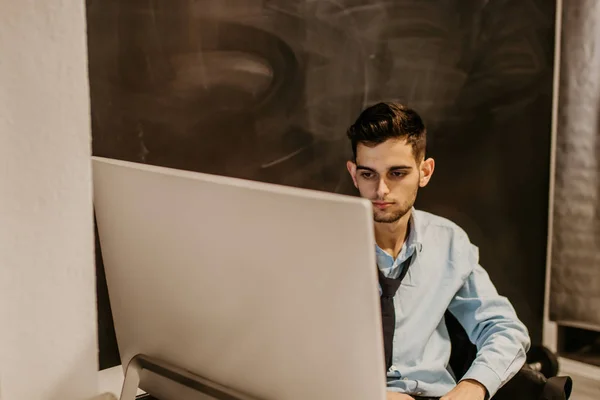 Hombre Negocios Oficina Detrás Computadora —  Fotos de Stock