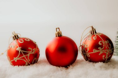 Noel ağacı ve dekoratif topları ile kar, Noel arka plan