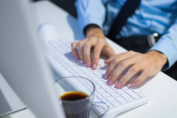 Hombre Negocios Manos Escribiendo Ordenador — Foto de Stock