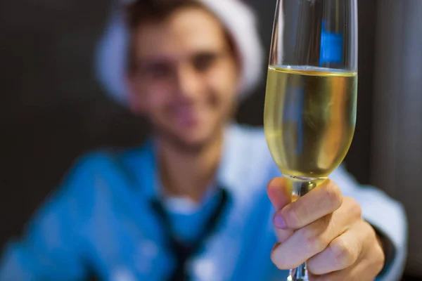 Zakenman Glimlachend Met Glas Champagne Het Kantoor — Stockfoto