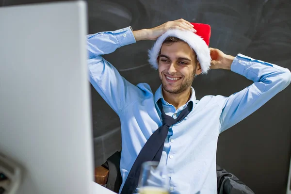 クリスマスにオフィスで幸せなビジネスマン — ストック写真
