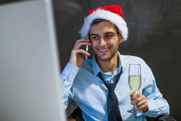 Zakenman Met Mobiele Telefoon Het Kantoor Met Kerstmis — Stockfoto