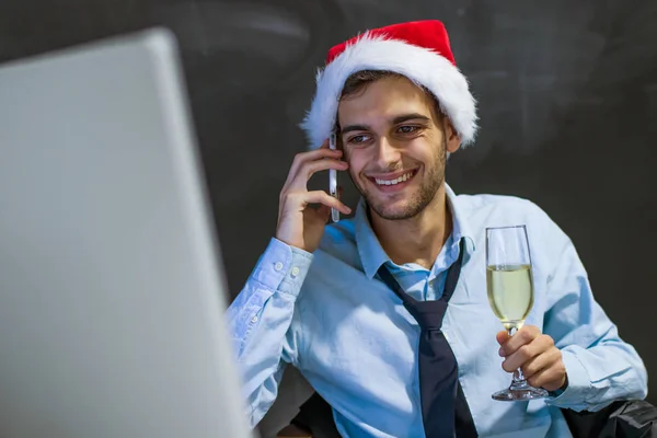 Empresário Com Telefone Celular Escritório Natal — Fotografia de Stock
