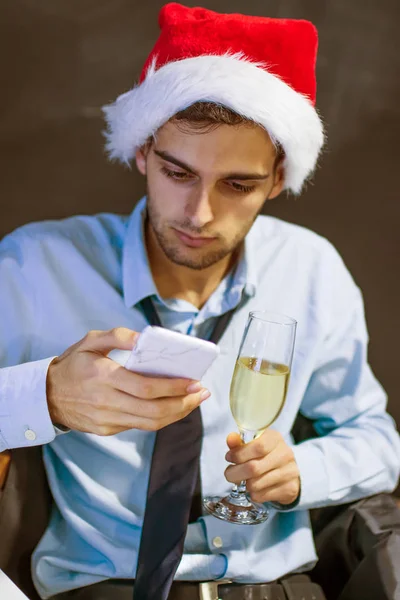 Empresário Com Telefone Celular Escritório Natal — Fotografia de Stock