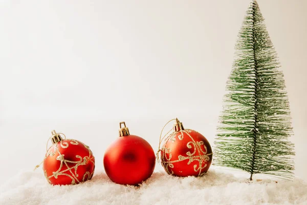 Árbol Navidad Bolas Decorativas Con Nieve Fondo Navidad — Foto de Stock