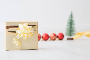 Noel hediye kutusu ile süsler arka plan