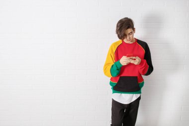 genç genç beyaz duvar içinde hareket eden telefon ile