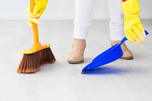 Sweep Pick Chores Household Cleaning — Stock Photo, Image