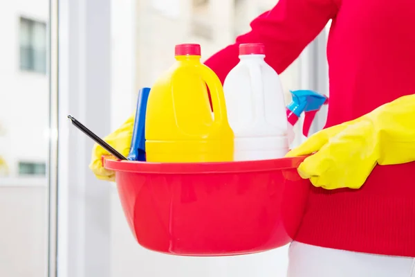 Mujer Con Utensilios Productos Limpieza —  Fotos de Stock