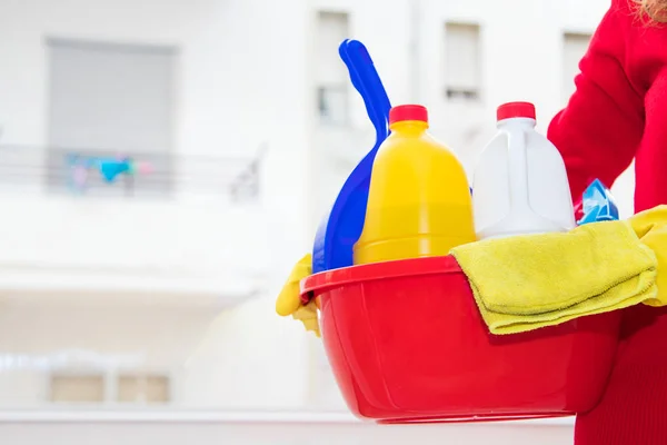 Kadın Ile Mutfak Eşyaları Temizlik Ürünleri — Stok fotoğraf