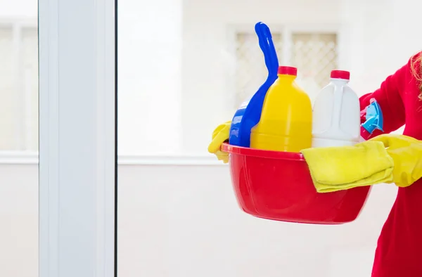 Kadın Ile Mutfak Eşyaları Temizlik Ürünleri — Stok fotoğraf