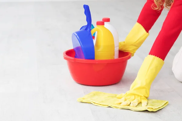 Mano Con Productos Limpieza Fregando Suelo — Foto de Stock