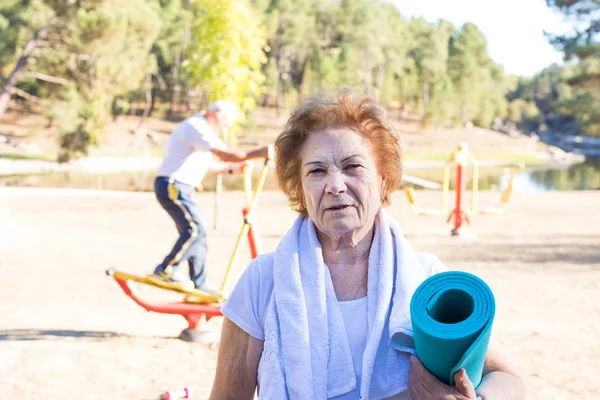 Idosos Praticando Esporte Aposentadoria Ativa — Fotografia de Stock