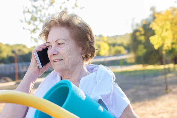 Пожилая Женщина Мобильным Телефоном Занимается Спортом — стоковое фото