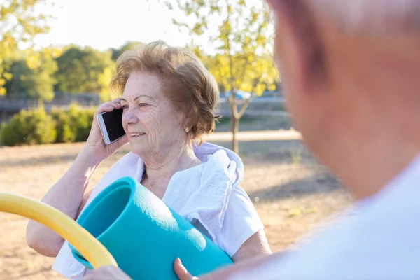 Пожилая Женщина Мобильным Телефоном Занимается Спортом Открытом Воздухе — стоковое фото