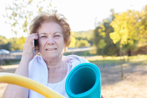 Donna Anziana Con Cellulare Fare Sport — Foto Stock