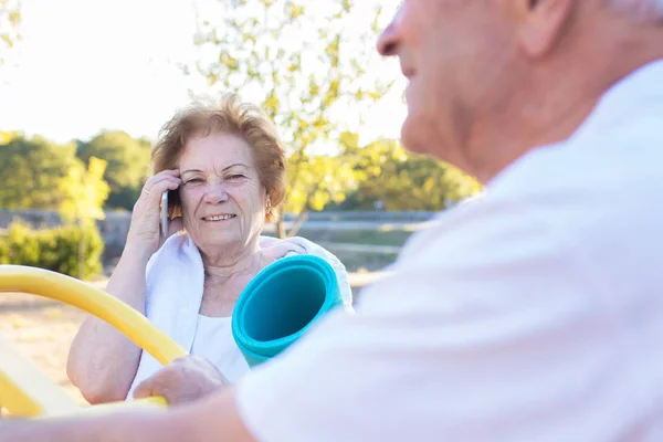 Sênior Falando Telefone Celular Fazendo Esportes Livre — Fotografia de Stock