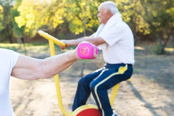 Äldre Människor Som Gör Utomhussporter — Stockfoto