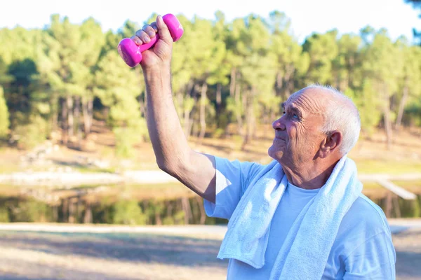 Homem Mais Velho Levantando Halteres Exercitando — Fotografia de Stock