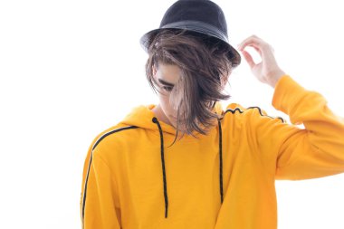 Beyaz arka planda izole genç moda genç