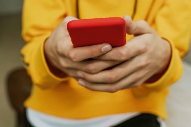 el ile hareket eden telefon ön planda