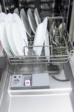 Bulaşık makinesi iç yemekleri ile