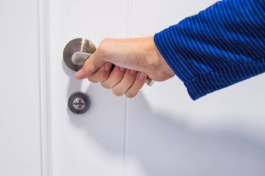 el açılış ya da kapaliniş belgili tanımlık kapı