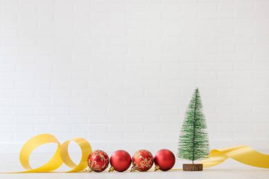 Noel ağacı ve dekoratif topları arka plan