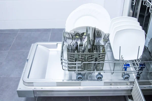 Bulaşık Makinesi Temiz Yemekler Ile Açık — Stok fotoğraf