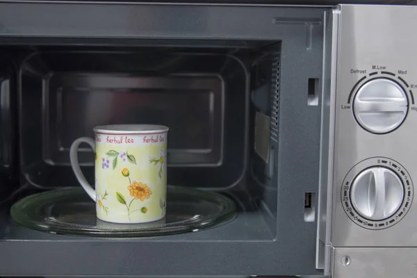 電子レンジ コーヒーまたは輸液 熱カップ — ストック写真