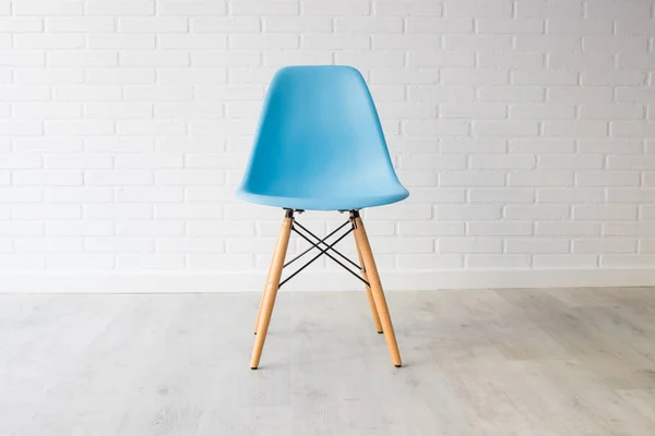白い装飾背景の青い椅子 — ストック写真
