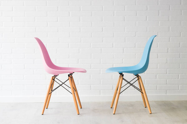 пара стульев в розовом и синем, концепция равенства
