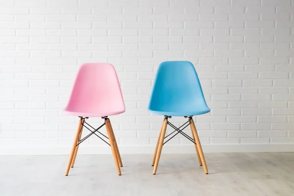 ピンクと青 平等概念の椅子のペア — ストック写真