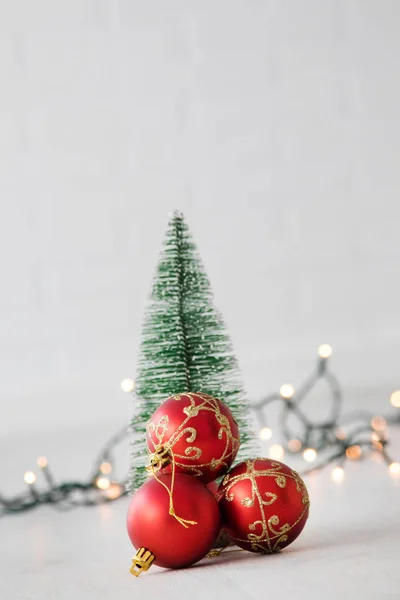 ボールとライト付きのクリスマスツリー クリスマス — ストック写真