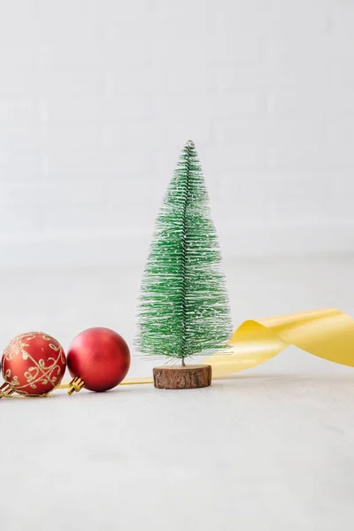 クリスマス ツリーと装飾的なボールの背景 — ストック写真