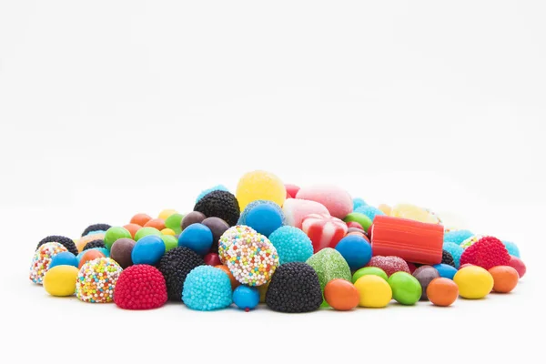 白い背景で分離された鮮やかな色のお菓子 — ストック写真