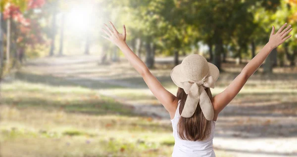 Chica Con Los Brazos Alto Celebrando Otoño — Foto de Stock