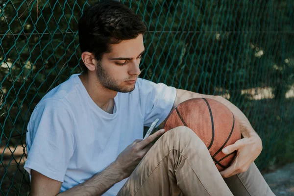 Giovane Outdoor Con Cellulare Basket Ball — Foto Stock