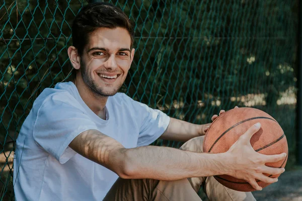 年轻微笑的画像与篮球 — 图库照片