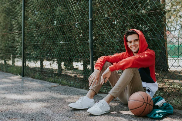 Joven Aire Libre Cancha Baloncesto Con Pelota — Foto de Stock