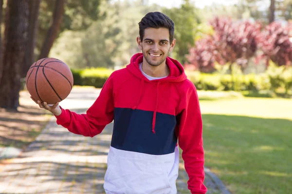 年轻的户外与篮球微笑 — 图库照片