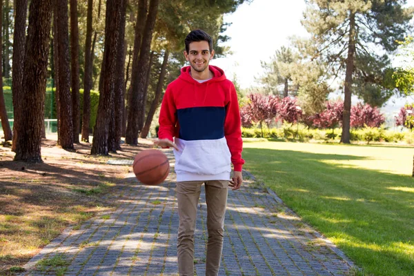 Joven Aire Libre Con Pelota Cesta — Foto de Stock