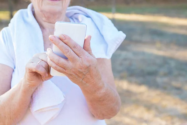 Idősebb Női Kezek Mobiltelefonnal — Stock Fotó