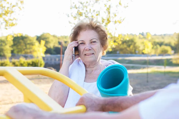 Femme Avec Téléphone Portable Faisant Des Sports Plein Air — Photo