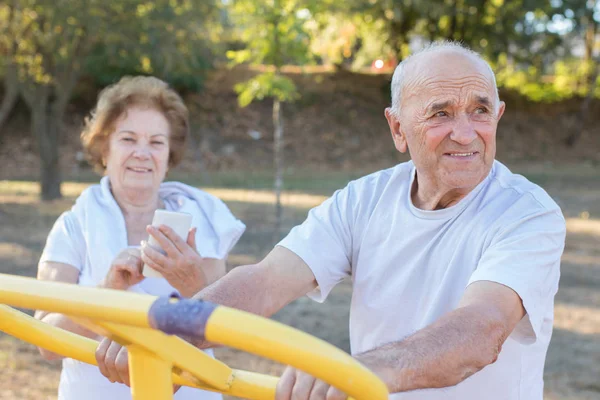 Senior Par Gör Utomhus Sporter — Stockfoto