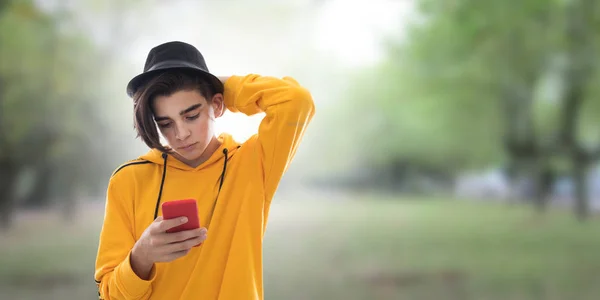 Junge Mit Outdoor Handy — Stockfoto