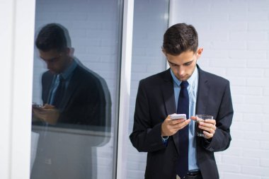 iş adamı ile cep telefonu ve kahve kupa