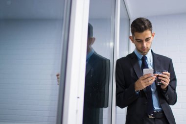 iş adamı ile cep telefonu ve kahve kupa