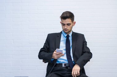 Cep telefonu olan bir iş adamı.